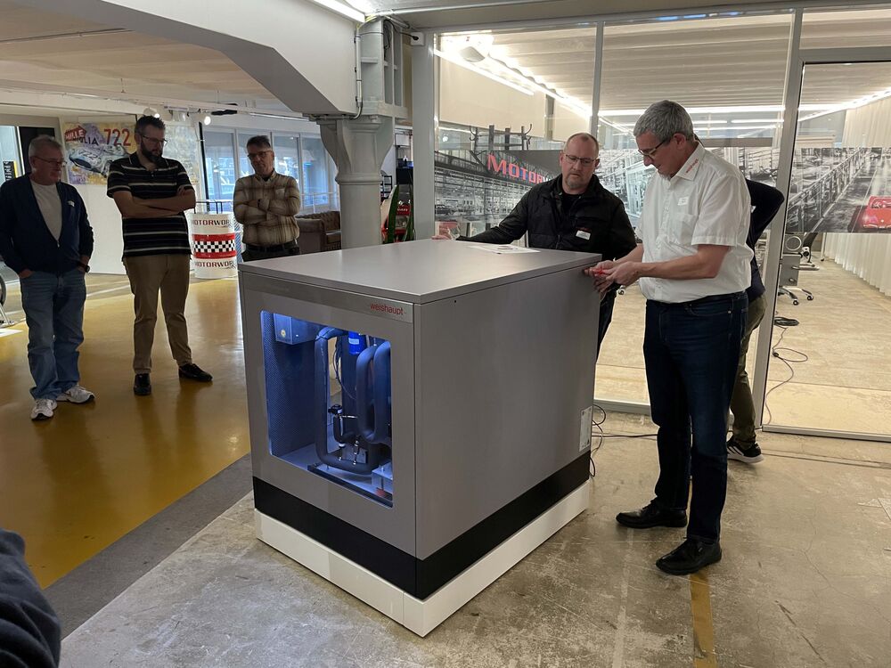 Aussenaufgestellte Erdwärme-Wärmepumpe Geoblock® WGB 20, modulierend 3.7 - 20.5 kW. Masse: B x T x H = 117 x 97 x 108 cm. Gewicht 300 kg, davon 50 kg abnehmbare Verschalung. 4 passende Kran-Ösen zum Einschrauben werden mitgeliefert.